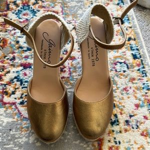 Wedge/ close toe/ gold